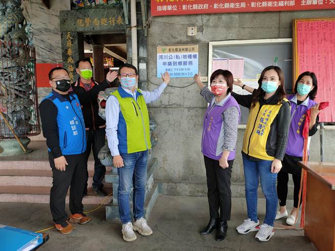 彰化縣溪州鄉公所與第四河川局，每周三下午2點至5點，在大庄村開天宮開辦相關申請服務，讓農民不必大老遠跑到河川局辦理，至少節省40分鐘以上車程。（吳建輝攝）