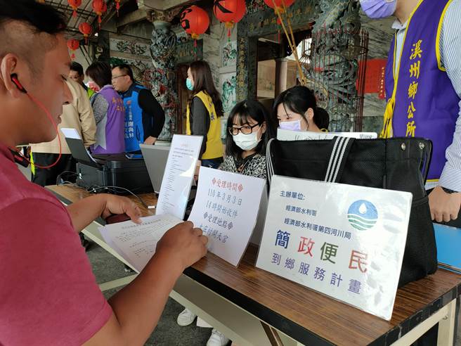 農民林先生開心搶頭香，表示以往都要浪費一整天時間跑文件，現在終於不用再特別抽空到四川局辦理，相當便利。（吳建輝攝）