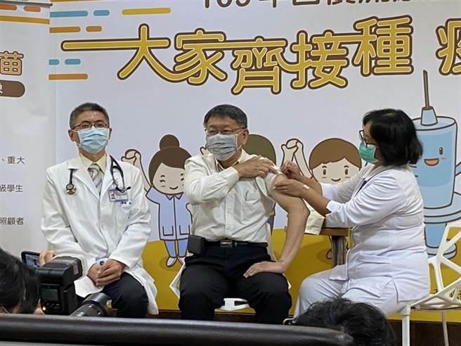 未来第一波施打的对象将会是医护人员，而又规画分为4个梯次，第1梯次将会由联合医院、台大、马偕等16家医院率先施打。（本报资料照片）