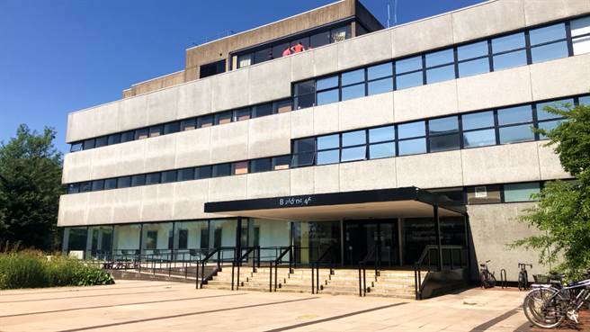 旅居英国、在南安普敦大学（University of Southampton）授课的大陆籍讲师王鹏（Peng Wang，音译）2月底在路上慢跑时，莫名奇妙遭到4名年轻白人男子辱骂「中国病毒滚蛋」，还被爆打到满脸是血。图为南安普敦大学大楼。（资料照／shutterstock）