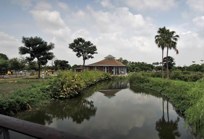 虎尾農博園區將於五月大整修，其中牛軛湖將有水上遊憩設施，提供親子戲水空間。（周麗蘭攝）