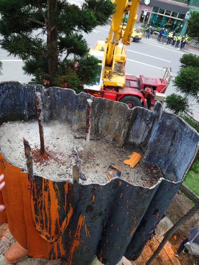 基隆市政府表示，铜像下半身是使用混凝土和钢筋与基座连结。（基隆市政府提供／陈彩玲基隆传真）