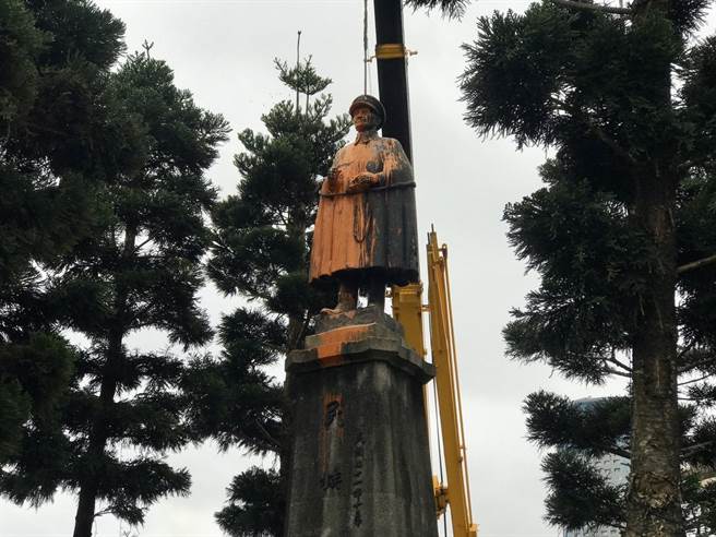 工程人员改使用钢索套在蒋公腰际间，再度拉起铜像时，上半身却突然与下半身分离。（陈彩玲摄）