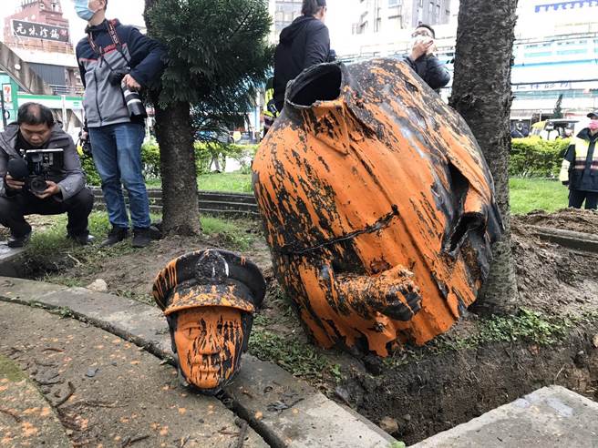 基隆圆环蒋公上半身分离，摔落在地后，头部断裂，下半身留在基座上。（陈彩玲摄）