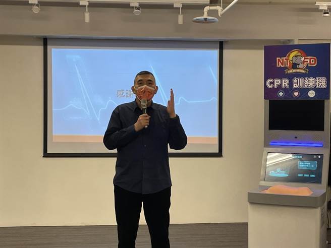 新北市消防局引進CPR訓練機巡迴新北各高中職。（新北市消防局提供）