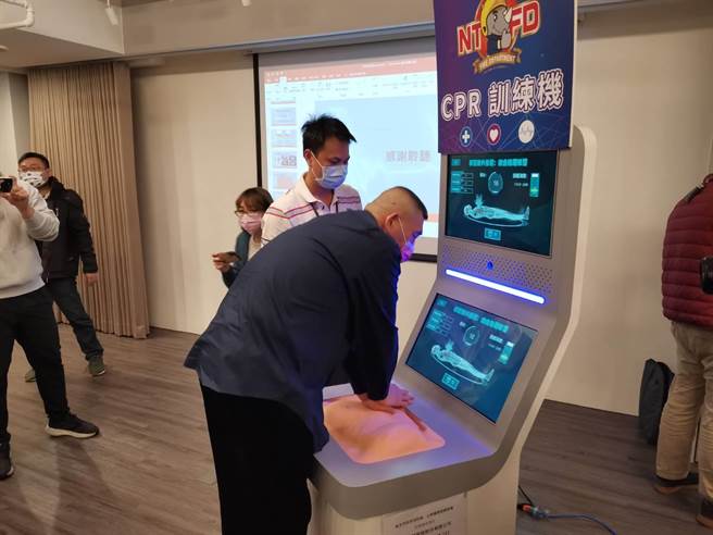 新北市消防局引進CPR訓練機巡迴新北各高中職。（新北市消防局提供）