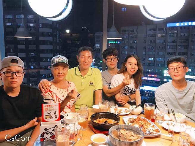 为了改善生活品质，詹乔麟(图右一)加入永庆房屋，不仅生活步调回归正轨，还能与家人、朋友时常聚餐。(图/永庆房屋提供)