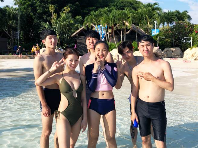 詹乔麟(图后排左一)成为房仲经纪人后，会趁休假日与朋友相约出游，留下美好回忆。(图/永庆房屋提供)