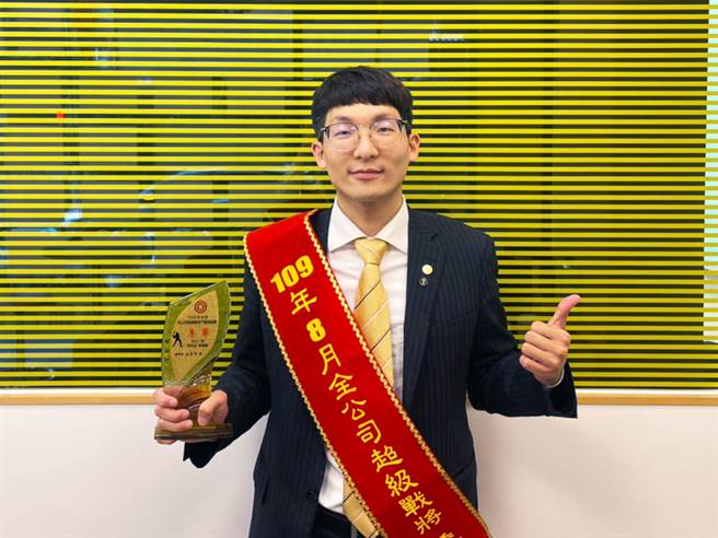 詹乔麟感谢店长赖文智的照顾，让他转职房仲经纪人的第一年就拿下商圈成交季军的好成绩。(图/永庆房屋提供)
