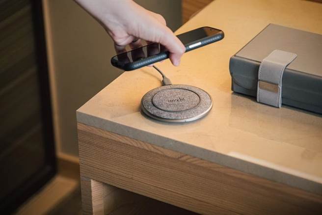 （和逸饭店客房内提供无线充电盘，不分手机厂牌皆可轻松使用。图／和逸饭店提供）