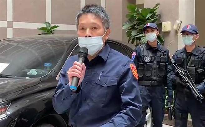 嘉义市警察局长黄建荣表示，李嫌企图向警方开却未击发。（廖素慧摄）