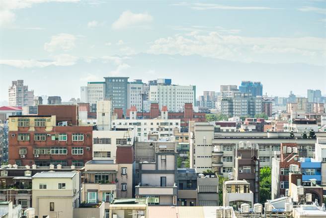 一名男網友表示，最近想買房，不過位於頂樓讓他憂心漏水問題，於是發文詢問網友意見。(達志影像)