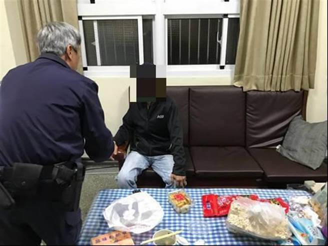 竹南警分局談文所員警協助失智老翁回家。（竹南警分局提供／謝明俊苗栗傳真）