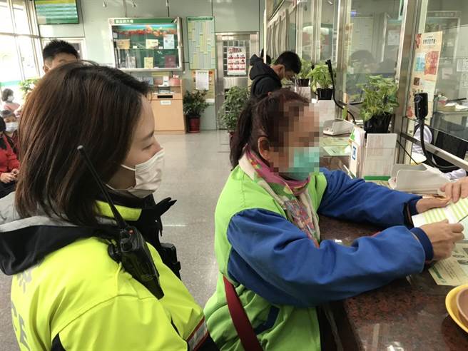 妇人急赴邮局匯款给男友，警识破诈骗保住10万。(警方提供／吕筱蝉桃园传真)