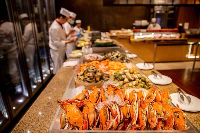 台北美福大飯店_彩匯自助餐廳_海鮮料理區。（美福提供）