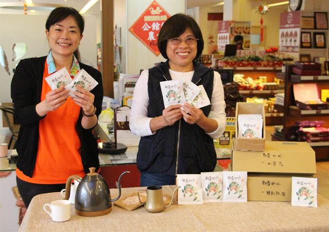 公馆乡农会与创业青年合作，精选的玻利维亚、衣索比亚山茶花咖啡豆搭配公馆红枣，推出「红枣咖啡」。（何冠娴摄）