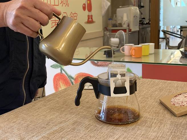 公馆乡农会与创业青年合作，推出「红枣咖啡」，冲泡过程就可以闻到红枣与咖啡交互融合的迷人香气。（何冠娴摄）