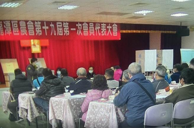 龙潭农会今改选理、监事，新旧派人马较劲意味十足，最后由挑战派胜出。（黄婉婷摄）
