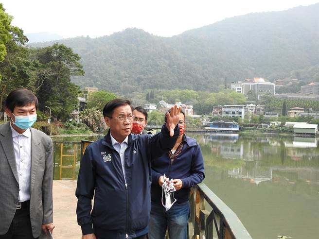 南投縣長林明溱（右），3日到埔里鎮鯉魚潭會勘。（南投縣政府提供／廖志晃南投傳真）