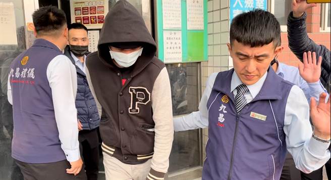 綁匪持槍拒捕遭警方擊斃，檢方3日進行解剖，原先家屬質疑李未對警方開槍，警方卻將李擊斃，有執法過當之虞，但歷經近3小時的解剖相驗結束後，家屬態度轉為低調，不發一語離開殯儀館。(洪浩軒攝)