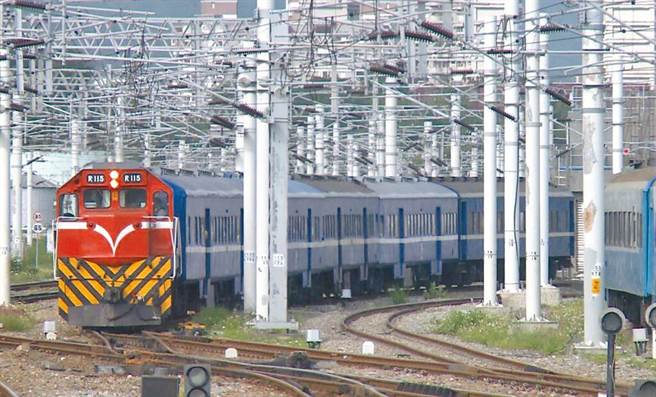 家住高雄的24岁陈姓男大生因为在台中念书，时常搭乘火车在台中、高雄两地往返，但他竟利用虚拟证号向台铁订购17张车票，遭铁路警察依偽造文书罪嫌送办，雄检侦结后，施予缓起诉处分。(本报资料照片)