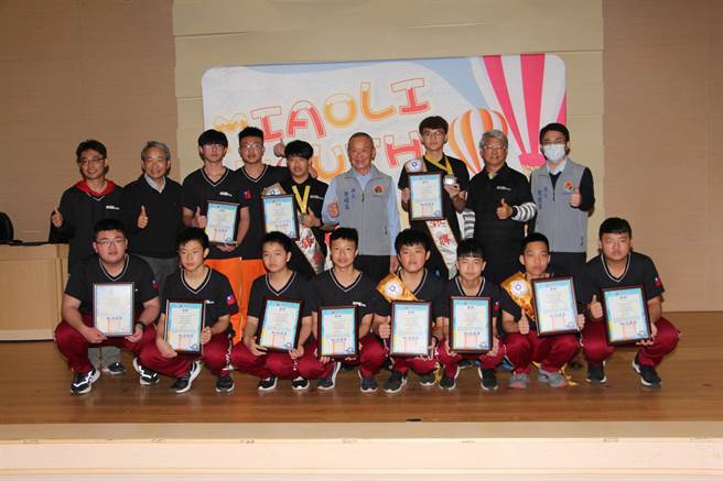 苗栗学子参加第50届全国技能竞赛暨第46届国际技能竞赛国手选拔赛、109学年度全国高级中等学校学生技艺竞赛斩获佳绩，3日苗栗县长徐耀昌颁奖表扬。（何冠娴摄）