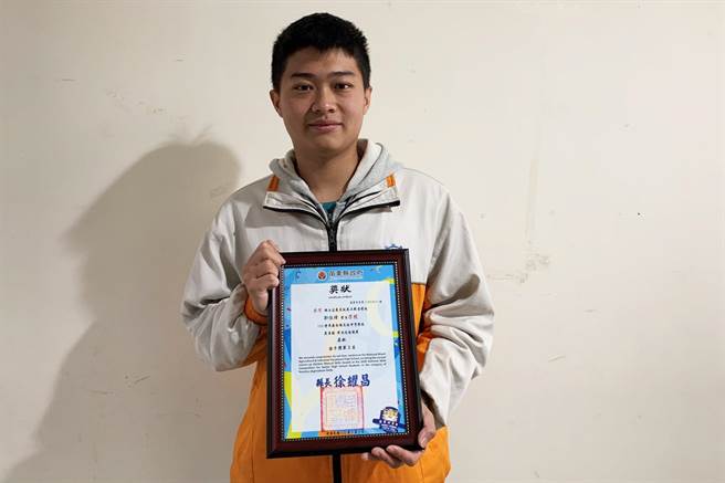 苗栗农工郭佳玮经过近4个月的集训，参加农业类学生技艺竞赛在森林职类勇夺金手奖。（何冠娴摄）