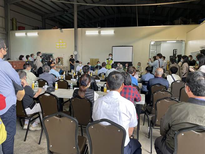 行政院农委会主委陈吉仲3日前往台南楠西区与出口商座谈，了解凤梨外销有哪些难题。（台南市农业局提供／刘秀芬台南传真）