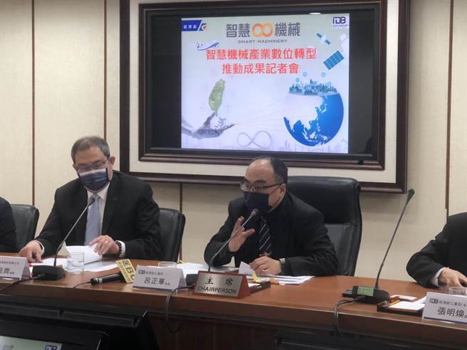 经济部工业局长吕正华今天报告「智慧机械数位转型」成果，对于智机投资抵减是否延长？ 则说等5月份报税资料出来后看绩效会研议检讨。(图：王玉树摄)