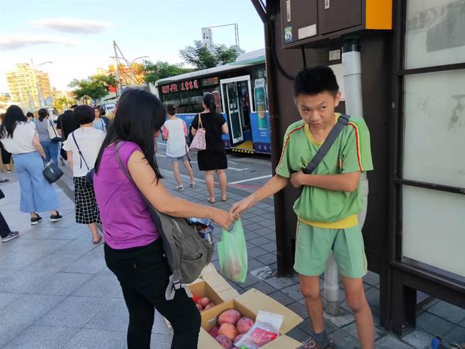 柯權祐心疼母親生病還要擺攤、賣菜，從國小就會幫忙做家事、陪同擺攤，也練就一身叫賣的好本事。（新北市教育局提供／許哲瑗新北傳真）