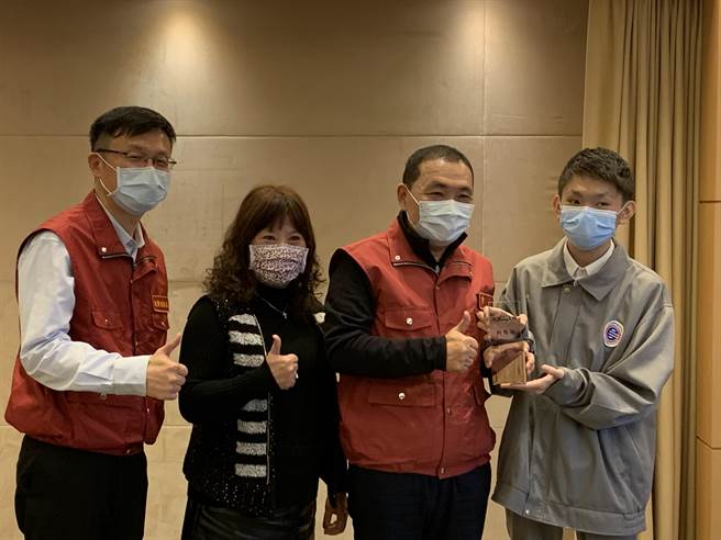 柯權祐近日獲選「2020兒童少年好Young人物」獎，孝行令人動容。（許哲瑗攝）