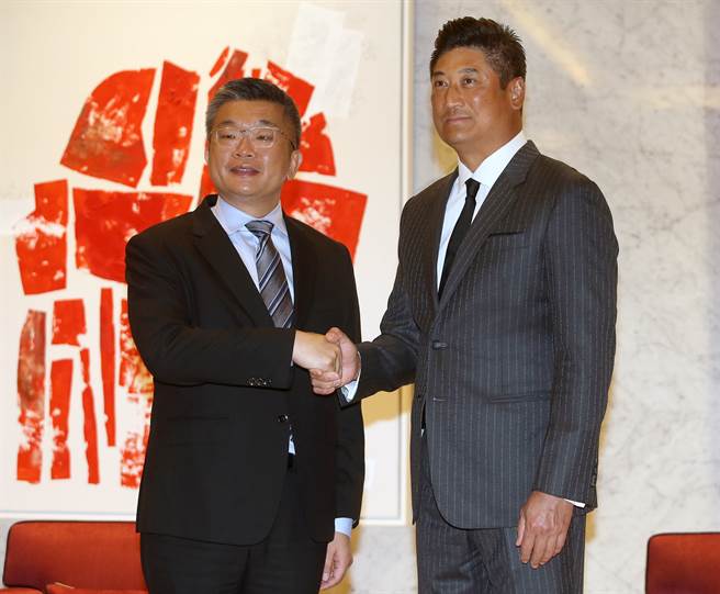 中职会长蔡其昌（左）与棒协理事长辜仲谅（右）会面，确立中华队的目标是东奥金牌。（范扬光摄）