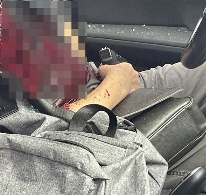 绑匪李嫌遭警方击中，手里握有枪枝。（廖素慧翻摄）