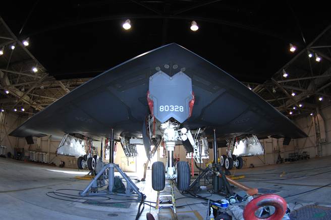 B-2轰炸机的维护工作。(图/美国空军)