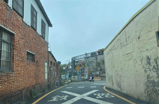 苗栗縣苑裡鎮房北平交道聯外道路狹窄，大型車輛通行不便且有安全疑慮。（巫靜婷攝）