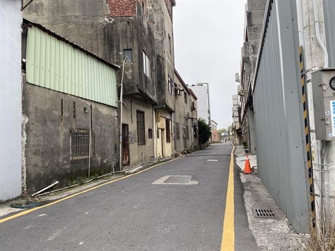 苗栗縣苑裡鎮房北平交道聯外道路狹窄，大型車輛通行不便且有安全疑慮。（巫靜婷攝）