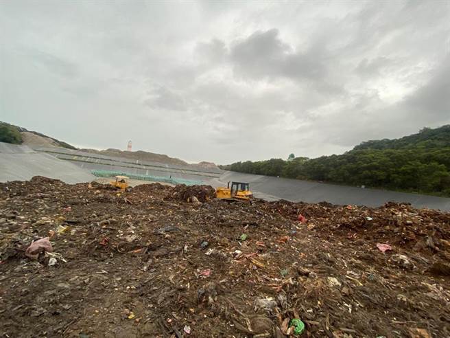 火终于灭了！八里掩埋场灌救80个小时熄灭火势（消防局提供／戴上容新北传真）