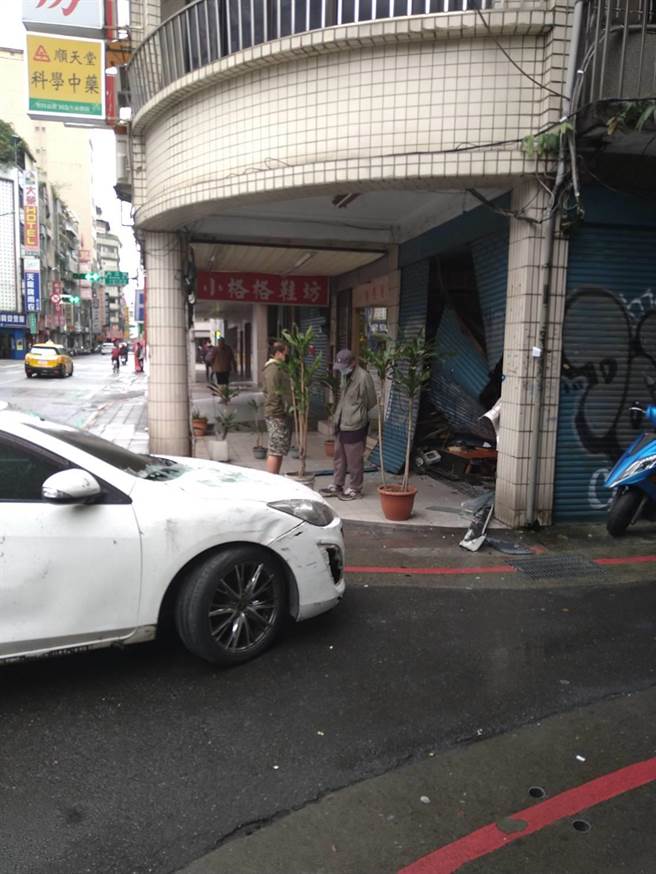自小客车躲警盘查，最后自撞西门町民宅。（警方提供，文：陈鸿伟）