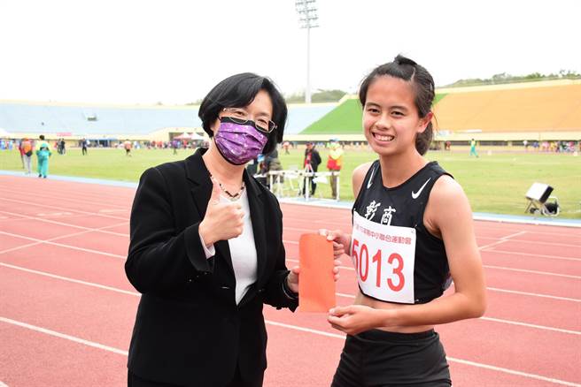 彰化高商王苡媗同学在高女1500公尺决赛破大会纪录。（彰化县政府提供／吴敏菁彰化传真）