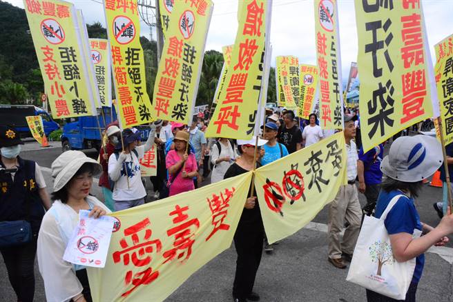 卜蜂计画在花莲盖大型养鸡场，引起居民反弹。花莲县政府宣布撤照，卜蜂公司提诉愿成功，裁定「原处分撤销」。（王志伟摄）