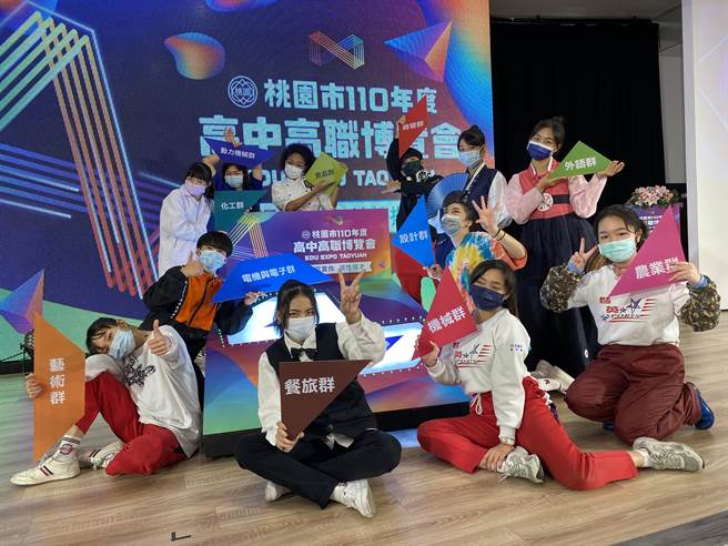 桃园市高中职博览会3月6、7日将在桃园市立综合体育馆登场，包含马祖高中、中正预校等39所学校都将联合设摊。（蔡依珍摄）