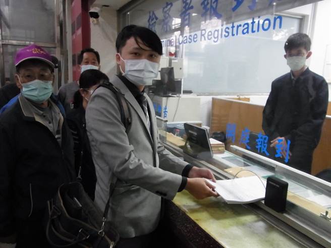 雲林縣虎尾鎮農會6名理事候選人，提告理事長丁榮義背信、違反農業法。（張朝欣攝）