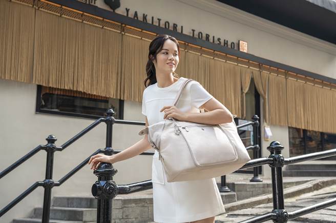 MUZE系列WELLNESS ART M首度添加瑜珈墊收納前袋，滿足工作通勤、運動生活需求。（圖／品牌提供）