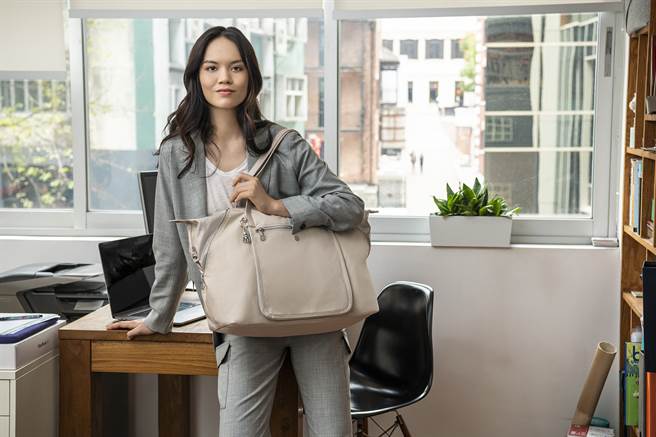 Kipling包款以知性柔美色系設計，完美展現女性的時尚美力。（圖／品牌提供）