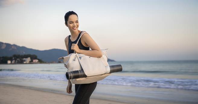 MUZE系列WELLNESS ART M，包身前側收納袋可拉開兩側拉鍊，成為瑜珈墊收納空間。（圖／品牌提供）