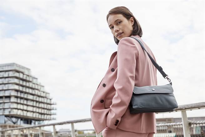 PKAK系列具備多夾層機能與時髦外型，深得各年齡層喜愛，是襯托女力的不二之選。（圖／品牌提供）