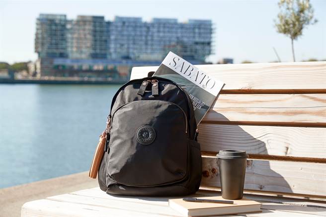 PAKA系列DELIA後背包，綴上玫瑰金色調的流蘇，行走間吊飾隨著步伐搖曳舞動，展現女性動靜皆宜的不同相貌。（圖／品牌提供）