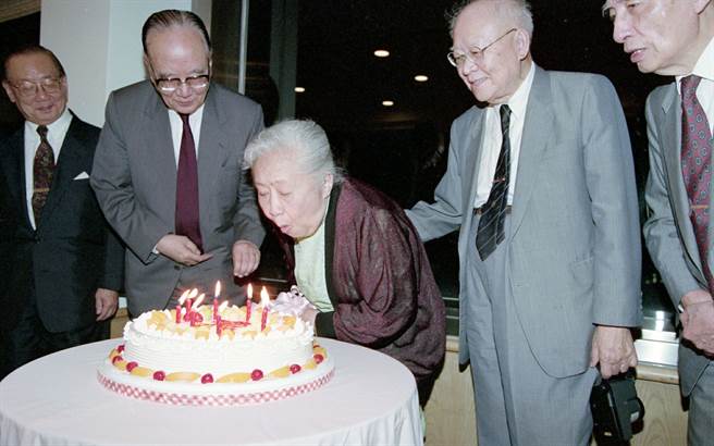 1992年7月20日，庆祝中研院院士吴健雄八十寿诞会，余纪忠亲临祝寿。余纪忠(左2起)、吴健雄、袁家骝。(林道铭摄)