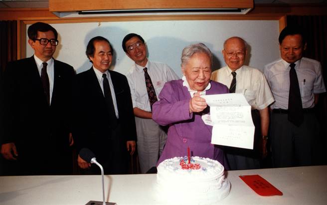 四名诺贝尔奖得主杨振寧（右一），丁肇中（左三），李政道（左二）和李远哲（左一）共同发起「吴建雄学术基金会」，同时将「发起信函」当场送给吴健雄博士（右三）作为她八十岁寿诞的生日贺礼，吴博士当眾拆阅，并与夫婿袁家骝博士（右二）共同分享这份荣耀和喜悦。（本报系资料照片）