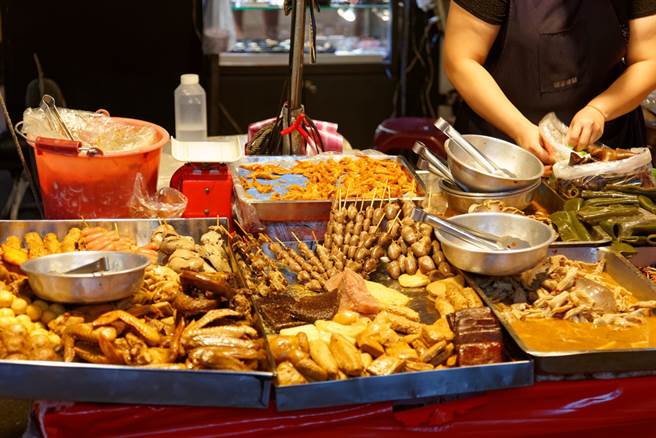 一名男大生分享，滷味摊老板娘得知他失恋，除了霸气请他吃免费滷味外，还不忘鼓励他，希望他早点走出失恋的痛。(达志影像/示意图非当事人)